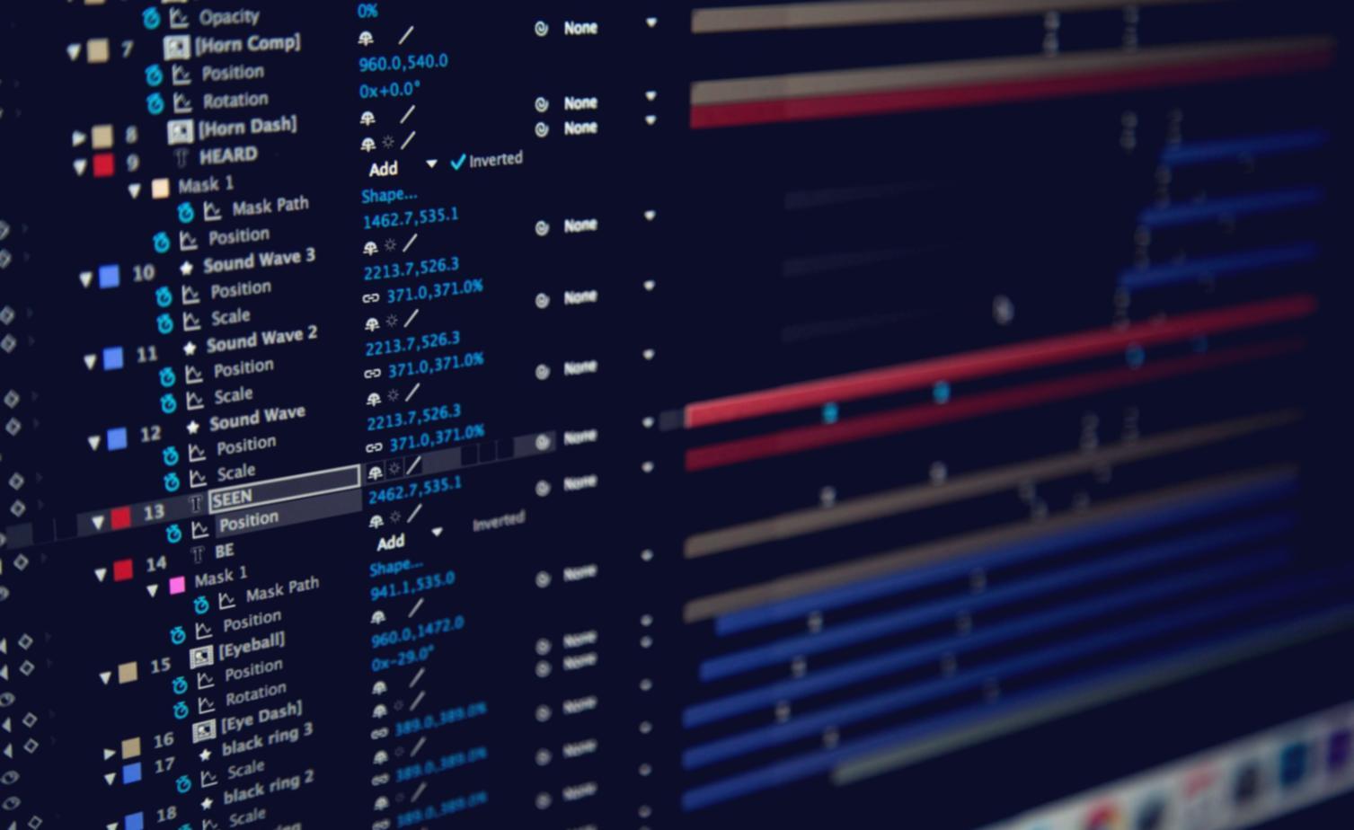 Студент работает над веб-дизайн проектом