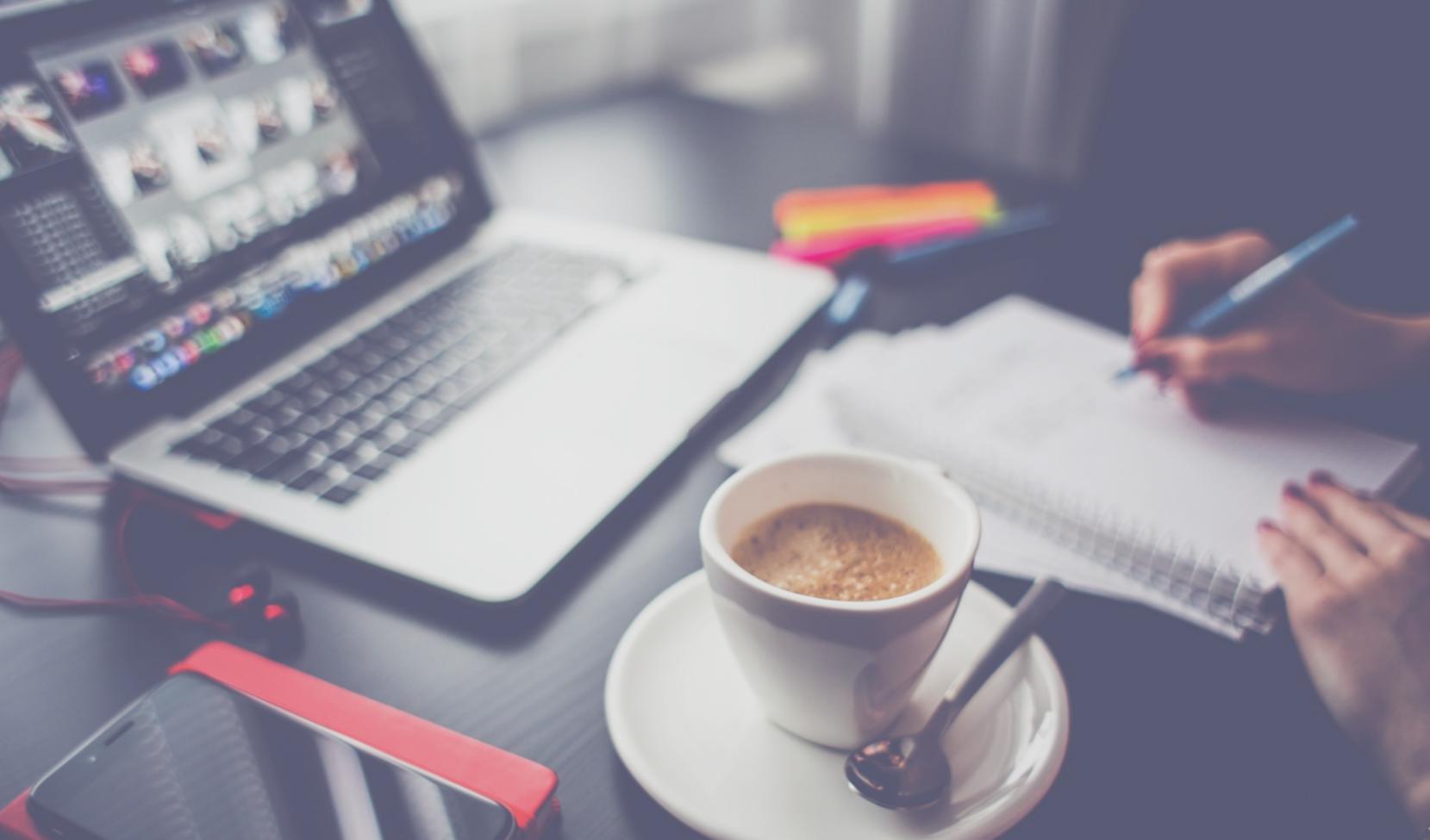 Процесс создания веб-дизайна на экране компьютера